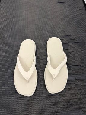 Lululemon Women’s Cream Flip-Flop Sandals